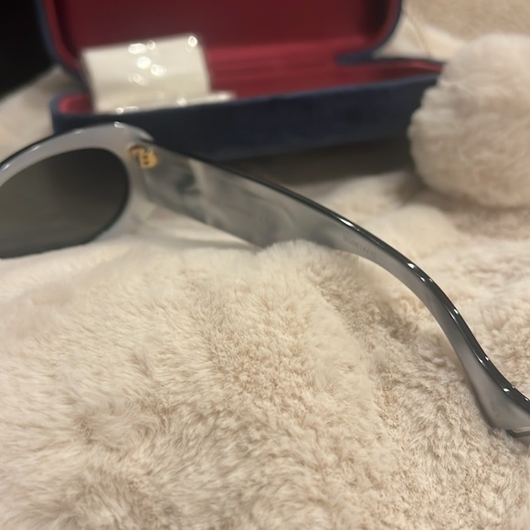 Gucci sunglasses GG0517S in great condition comes with case and authenticity. - Picture 7 of 9